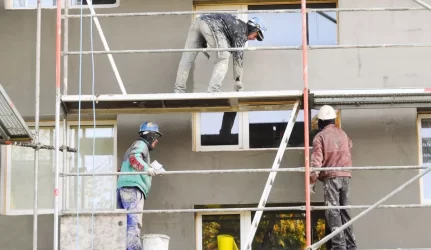 Nubausti nekokybiškos renovacijos vykdytojai, svarstys atimti atestatą