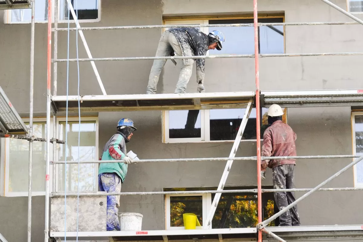 Nubausti nekokybiškos renovacijos vykdytojai, svarstys atimti atestatą