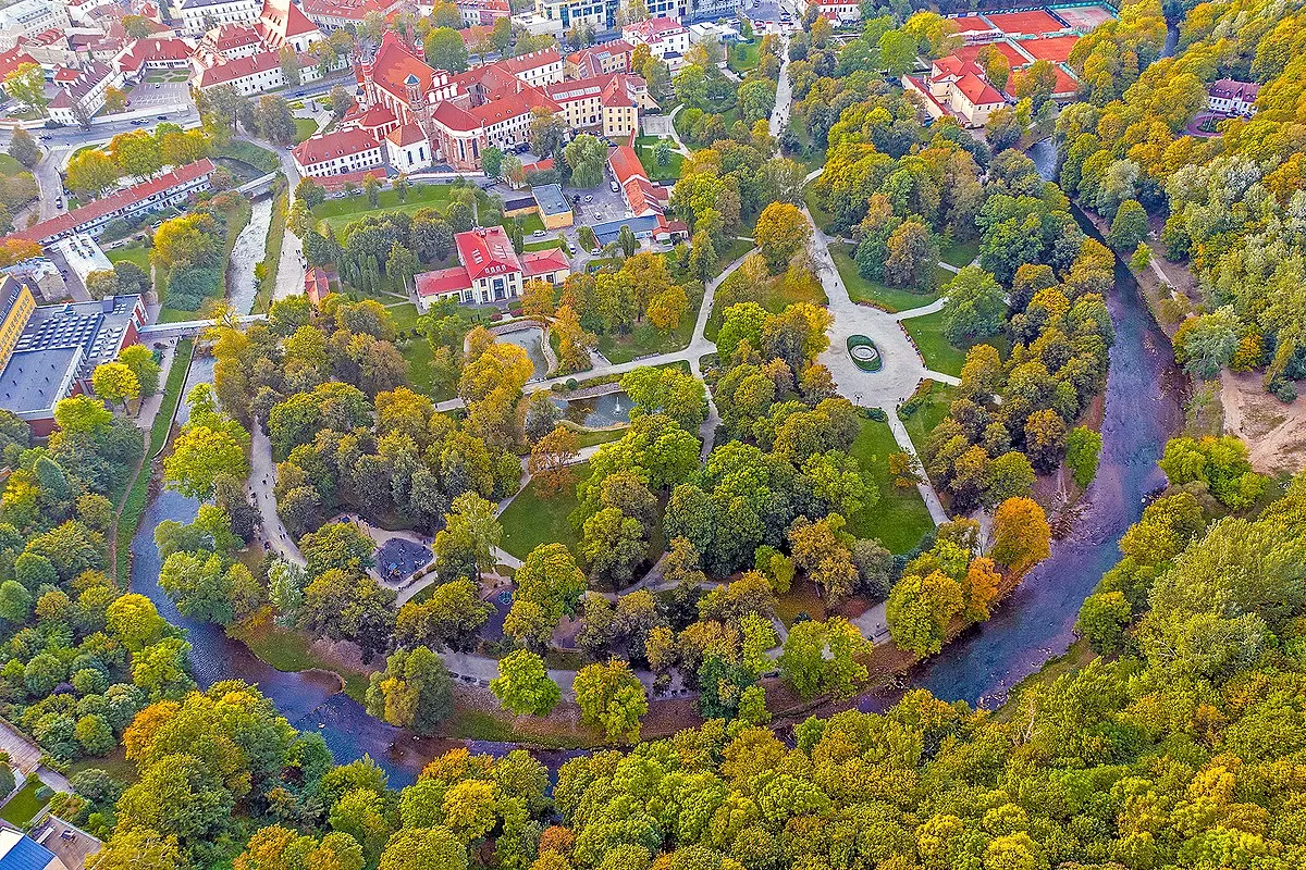 Bernardinų sodą papuošė 11 keramikos skulptūrų iš Panevėžio