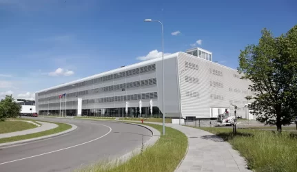 Naudodamiesi saulės baterijų pagaminta elektra Lazdynų daugiabučio gyventojai sutaupys iki 17 tūkstančių litų per metus