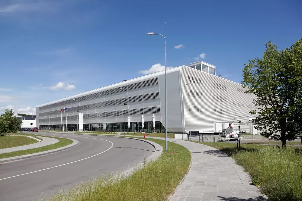 Naudodamiesi saulės baterijų pagaminta elektra Lazdynų daugiabučio gyventojai sutaupys iki 17 tūkstančių litų per metus