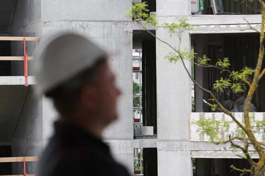Perspėjo dėl iš barų ištrauktų statybininkų