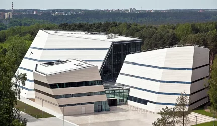 Nuo saulės spindulių ir kaitros pastatus saugos specialūs stiklai