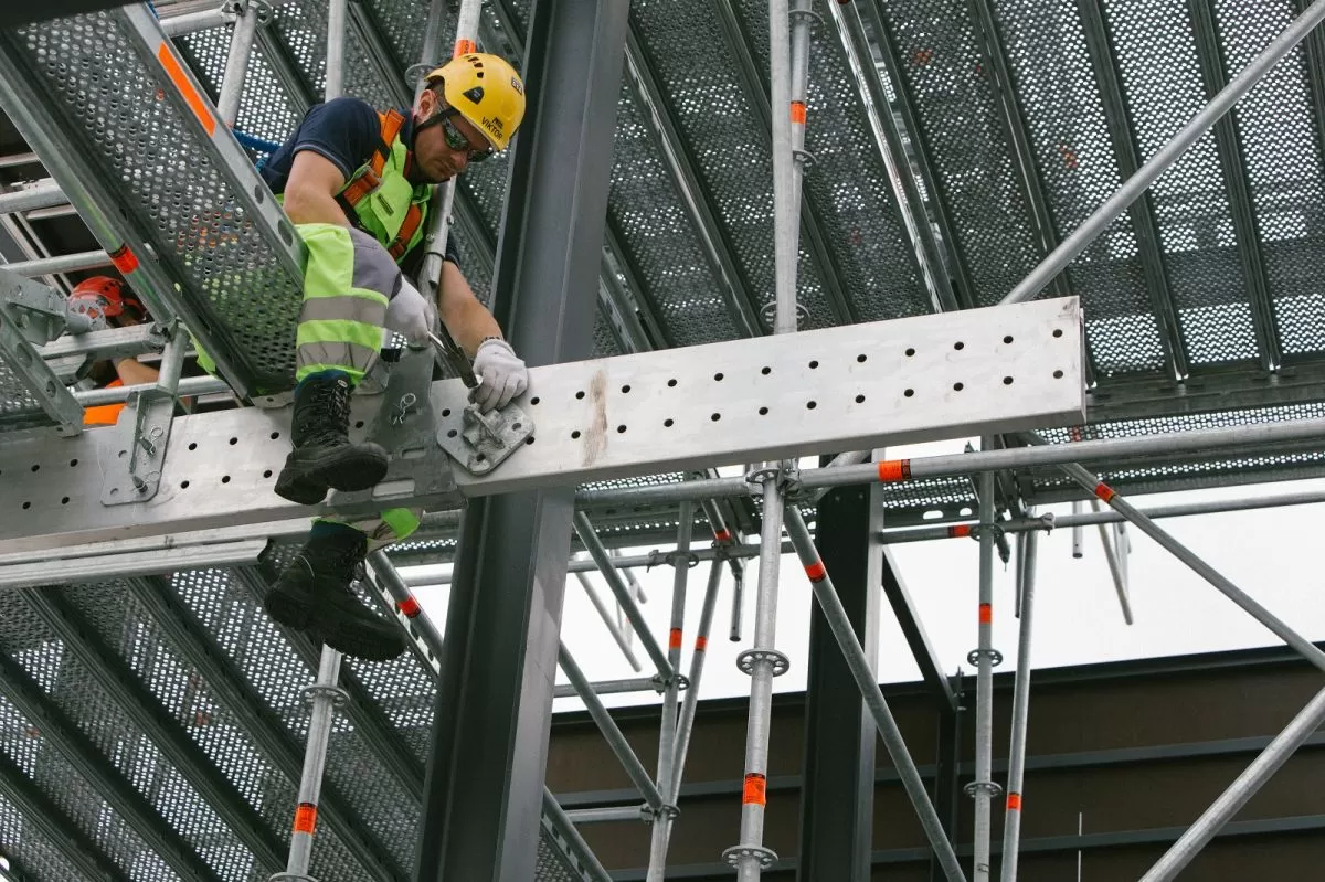 Cramo pristato naują mokymų programą apie pastolius