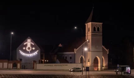 Kaune saulės laikrodis šypsosis ir naktį