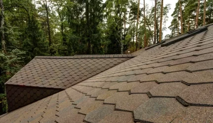 Naujas puslapis bituminių stogo dangų gamybos istorijoje – trijų sluoksnių čerpės