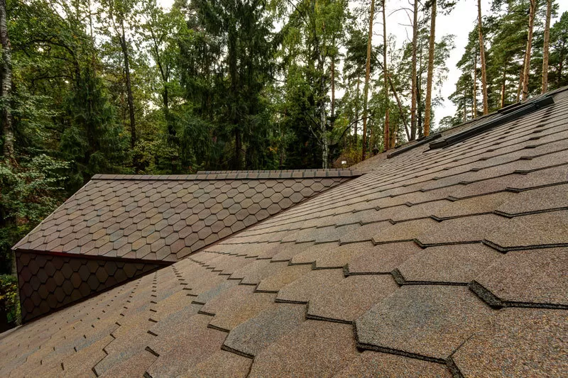 Naujas puslapis bituminių stogo dangų gamybos istorijoje – trijų sluoksnių čerpės