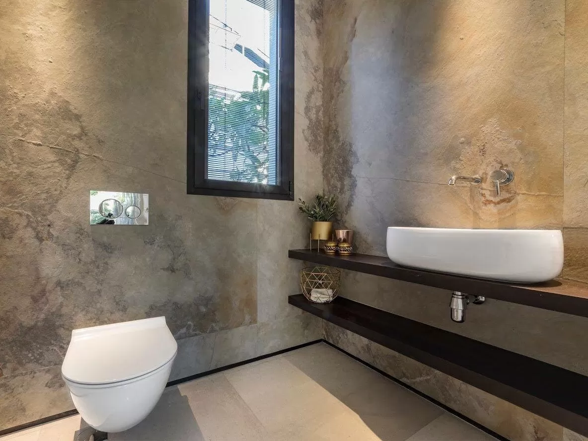 Lankstus akmuo vonios kambaryje – alternatyva plytelėms