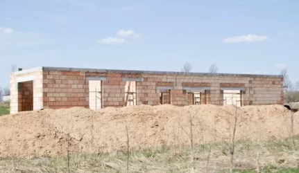 pirkti ar statyti būstą