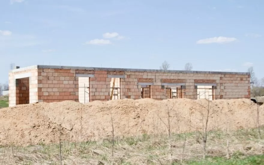 pirkti ar statyti būstą