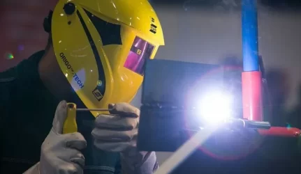 Profesijos mokytojas: metus dirbančio suvirintojo atlygis – 1000 eurų