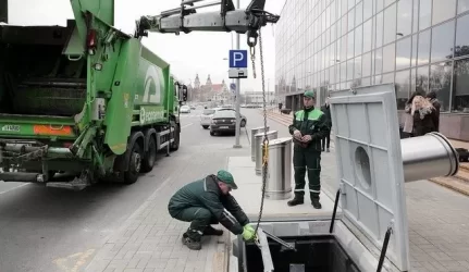Kodėl išrūšiuotos atliekos iš spalvotų konteinerių surenkamos į tą pačią mašiną?