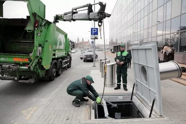 Kodėl išrūšiuotos atliekos iš spalvotų konteinerių surenkamos į tą pačią mašiną?