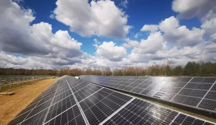 Saulės šviesa suteikia ekonomišką šildymą Švedijos Kungalv miestui