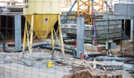 Statybos aikštelėje baigiasi laikas? Darosi šalčiau? Darosi drėgniau? Darosi vėlu?