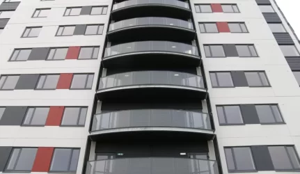 Renovuotuose namuose – saugesni balkonų aptvarai