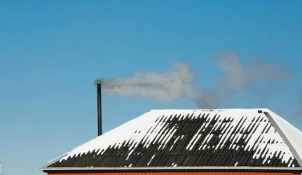 Už kenksmingus dūmus iš kamino atsakys daugiau kaip 80 pažeidėjų