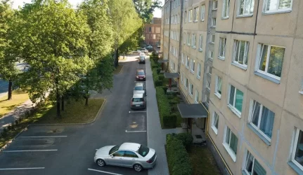 Kauniečiai ėmėsi veiksmų: seną sovietinio daugiabučio kiemą pavertė jaukia erdve