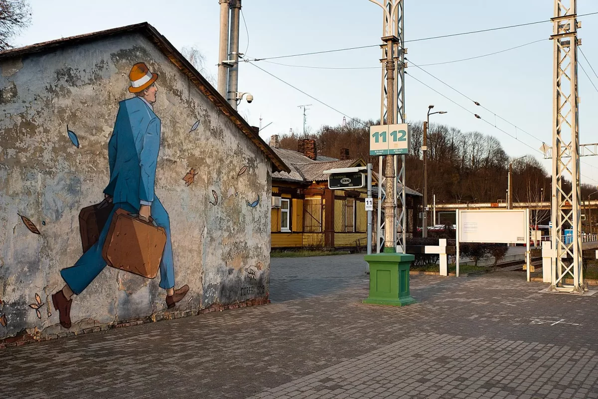 Gatvės menininkas įamžino „paskutinį keleivį“ Kauno geležinkelio stotyje