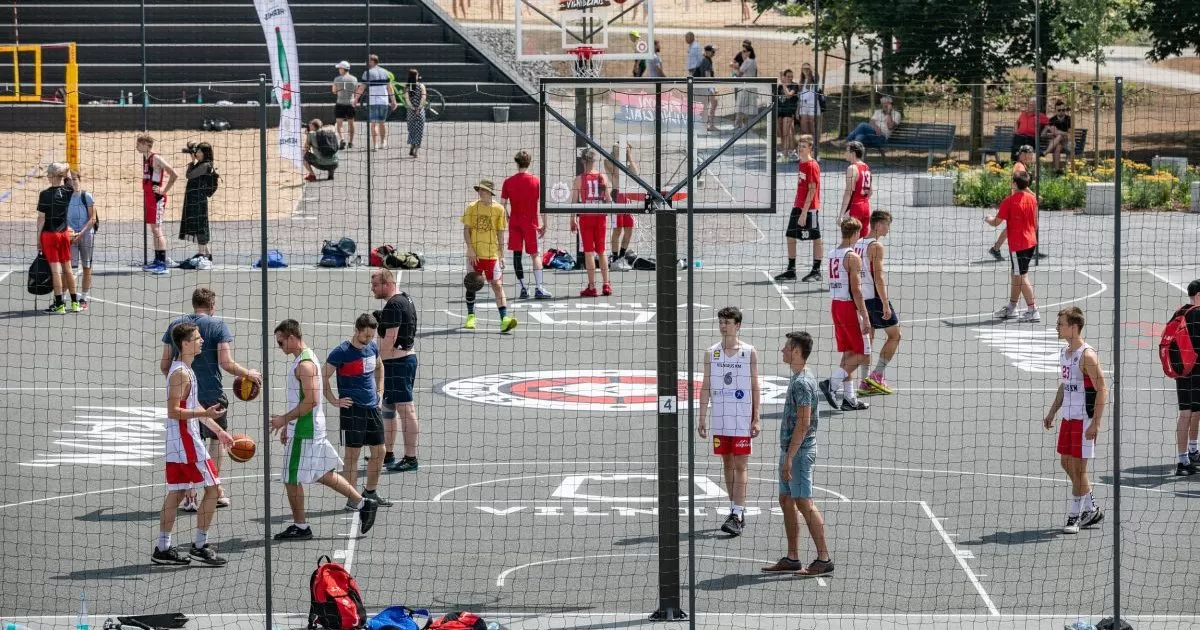 Aktyviam vasaros laisvalaikiui: vilniečius sportuoti kviečia atnaujintas Baltojo tilto aikštynas