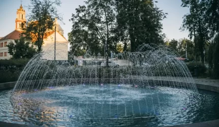 Vilniuje vėl veikia atnaujintas fontanas Vašingtono aikštėje