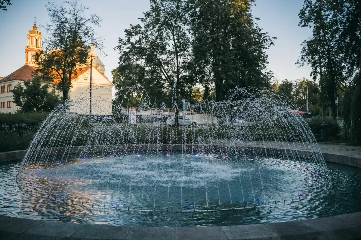 Vilniuje vėl veikia atnaujintas fontanas Vašingtono aikštėje