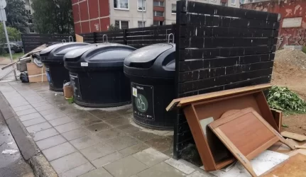 Vilniečiai nenori mokėti už kaimynų šiukšles – daugėja pranešimų apie neteisėtai paliktas atliekas