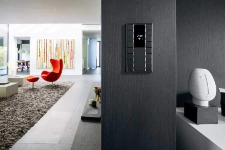 Šildymo sezonas jau čia: kokie sprendimai padės šildymą kontroliuoti efektyviai, o sienų neapkrauti skirtingo dizaino valdikliais?