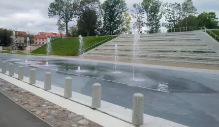 Jono kalnelio papėdėje įrengtas modernus fontanas