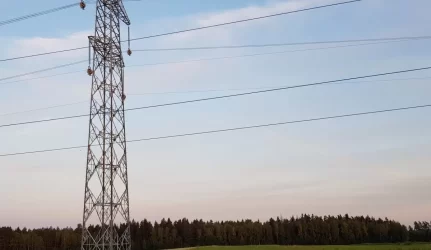 Statybos inspekcija: pradėtas tyrimas dėl statomos elektros perdavimo linijos avarijos