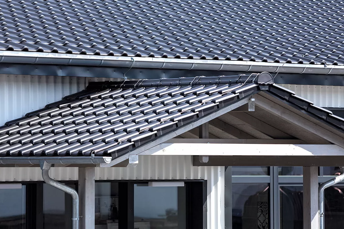 Keraminių čerpių stogo danga – elegantiškos ir patvarios medžiagos privalumai