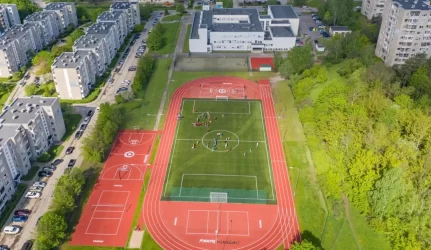 Sostinės Fabijoniškių mikrorajone atveriamas atnaujintas stadionas – mokyklos tampa aktyvių gyventojų traukos centais