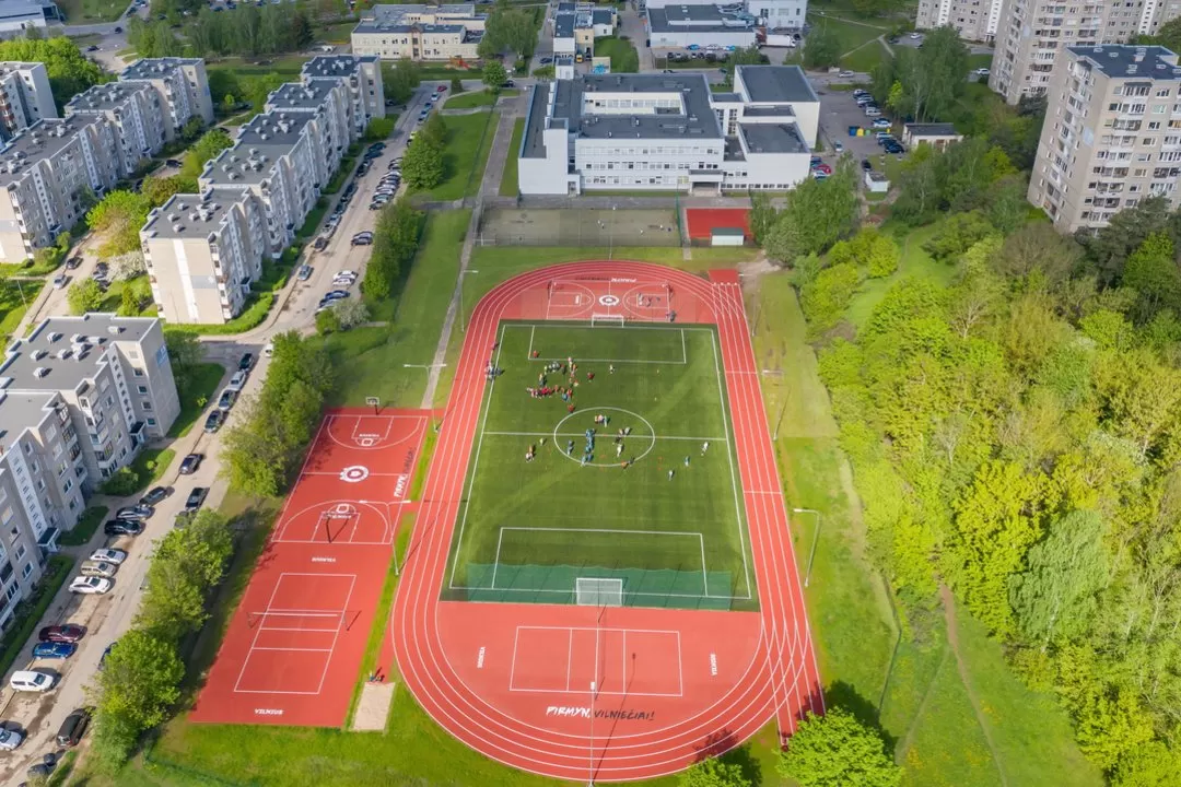 Sostinės Fabijoniškių mikrorajone atveriamas atnaujintas stadionas – mokyklos tampa aktyvių gyventojų traukos centais