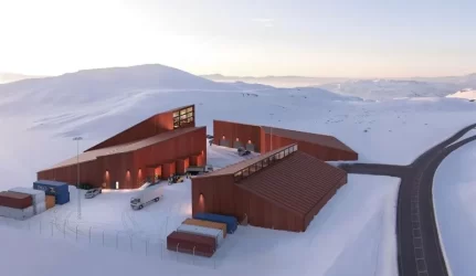 Naujos energiją taupančios „Ruukki Patina“ daugiasluoksnės plokštės – naujas požiūris į pastato fasadą