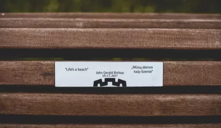 Vardiniai suoleliai jau ir Bernardinų sode