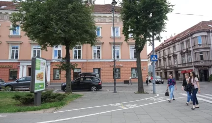 Rekonstrukcija Vokiečių g.: terasos dirbs mėnesiu ilgiau, dėl medžio išsaugojimo uždarys eismą