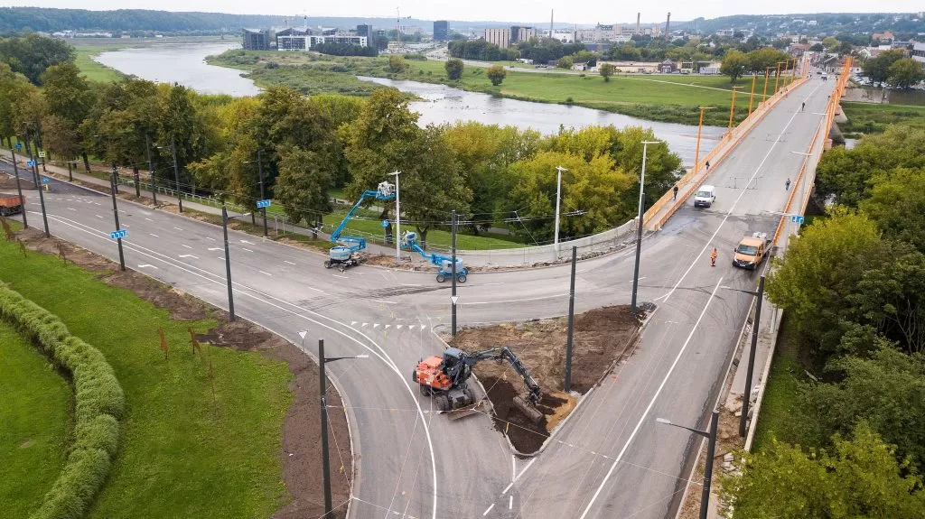 Kaunas rugsėjį pasitinka pabaigtuvių nuotaikomis: atnaujinamas eismas Pilies žiedu, P. Vileišio tiltu ir P. Kalpoko gatve