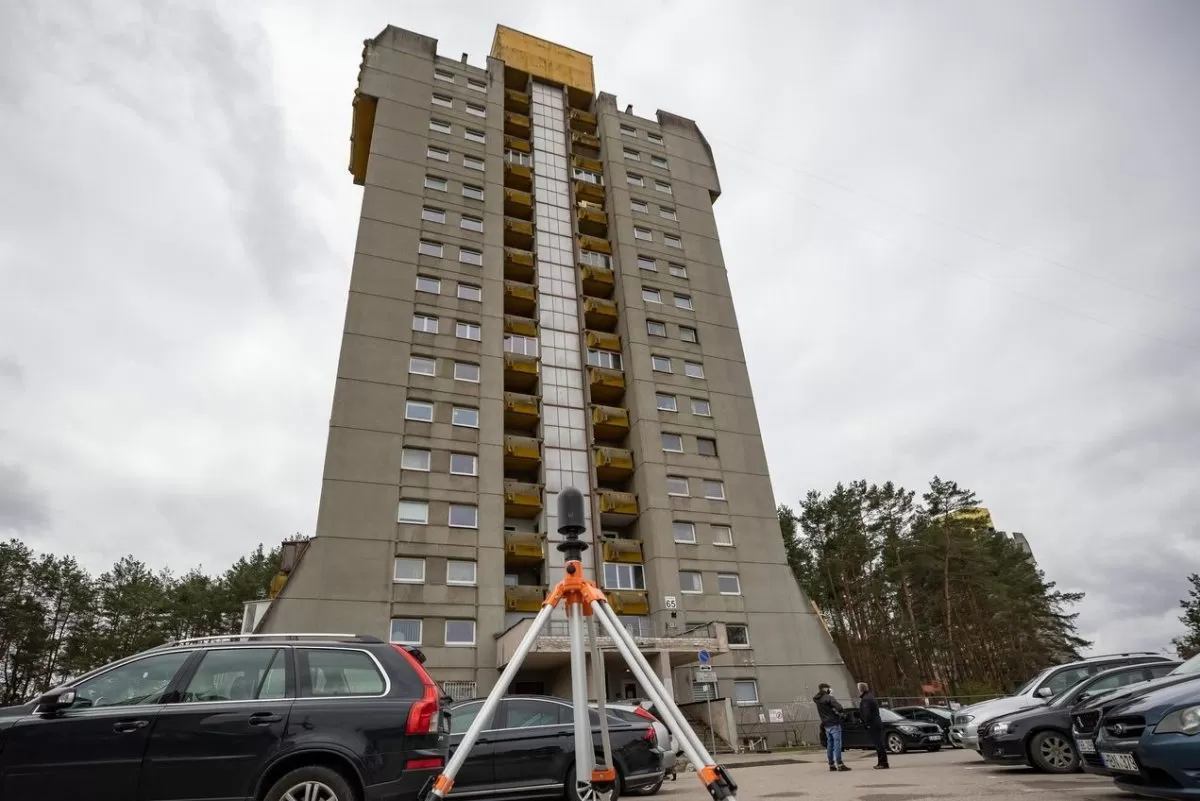 Nukritęs balkonas gyventojų dėl renovacijos neįtikino: savivaldybė ragina darkart apsvarstyti sprendimą