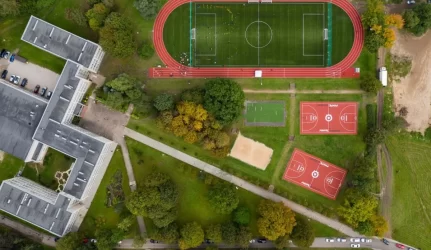 Žirmūnuose atidaroma dar viena sporto erdvė: atnaujintas E. Pliaterytės progimnazijos aikštynas