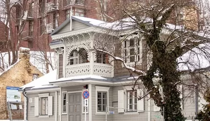 Į žemę smegęs Užupio medinukas virto Vilniaus medinės architektūros deimantu