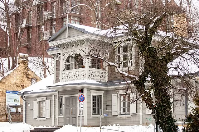 Į žemę smegęs Užupio medinukas virto Vilniaus medinės architektūros deimantu