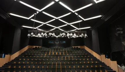 Atsiveria legendinis kino teatras „Romuva“: namai menui ir kultūrai