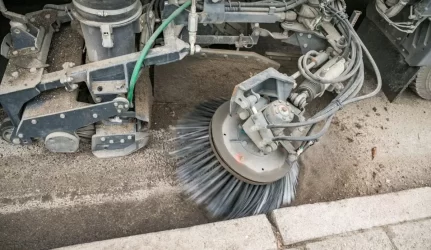 Sostinės kiemuose baigiamas valyti smėlis ir dulkės