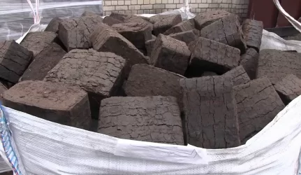 Ekologiškas kieto kuro produktas: durpių pusbrikečiai ir briketai