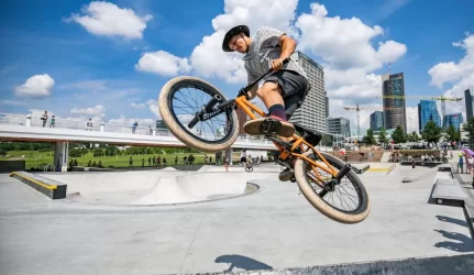 Ieškoma vietų dviračių ir paspirtukų saugykloms šalia vilniečių namų