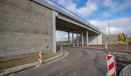 viadukas virš geležinkelio šalia Rudaminos
