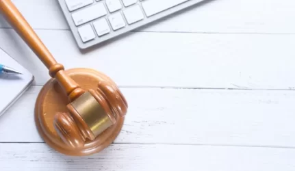 Teismo sprendimas: statytojas turės demontuoti priešgaisrinių reikalavimų neatitinkančias fasado apdailos plokštes