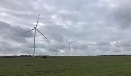 Elektrą gaminti pradeda didžiausias vėjo elektrinių parkas Baltijos šalyse