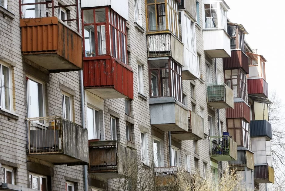 Senos statybos daugiabučių griovimas