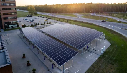 Saulės elektrinė automobilių krovimas